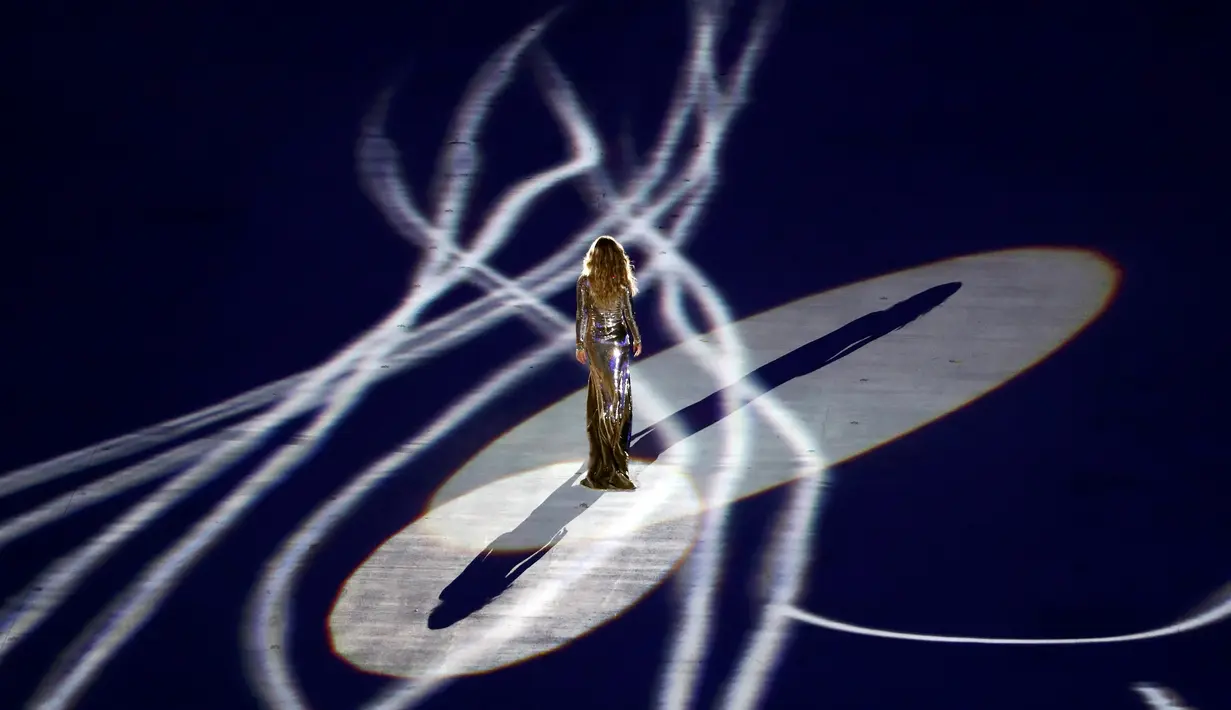 Dengan lampu yang memukau Model Gisele Bundchen berjalan di atas panggung dengan gaun mengkilapnya di upacara pembukaan Olimpiade Rio 2016, Rio de Janeiro, Brasil, (5/8). (REUTERS / Mike Blake)