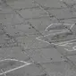 Sebuah jejak kaki ditandai di lokasi penyerangan di stasiun kereta komuter S-Bah di Grafing, kota di Munich, Jerman selatan, Selasa (10/5). Saksi mata mengatakan, pelaku penusukan meneriakkan “Allahu Akbar” saat melakukan aksinya. (REUTERS/Michaela Rehle)