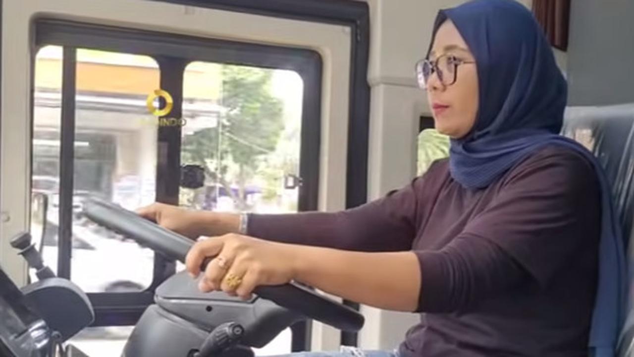 Gesit dan Lincah, Potret Sopir Bos Cantik Lintas Sumatera