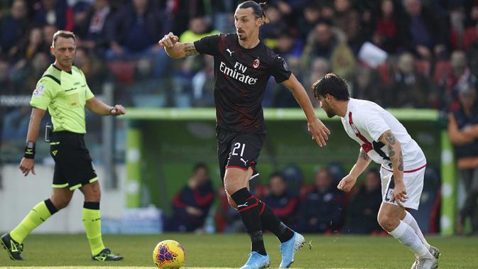 Penyerang AC Milan, Zlatan Ibrahimovic menggiring bola dari kawalan pemain Cagliari selama pertandingan Liga Serie A Italia di Sardegna Arena (11/1/2020). Ibrahimovic mencetak gol dimenit ke-64 dan merupakan gol perdananya di AC Milan musim ini. (Spada(/LaPresse via AP)