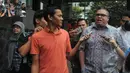 Razman Arif Nasution, berjalan pulang usai mendatangi Komisi Pemberantasan Korupsi (KPK), Jakarta, Jum'at (13/2/2015).  Kedatangan Razman untuk menyampaikan terkait adanya teror terhadap pegawai KPK. (Liputan6.com/Herman Zakharia)