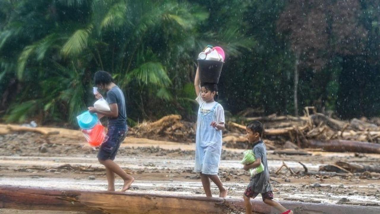 Kekurangan Pakaian Korban Banjir Huta Nabolon, Warga Bertahan di Tengah Dinginnya Malam