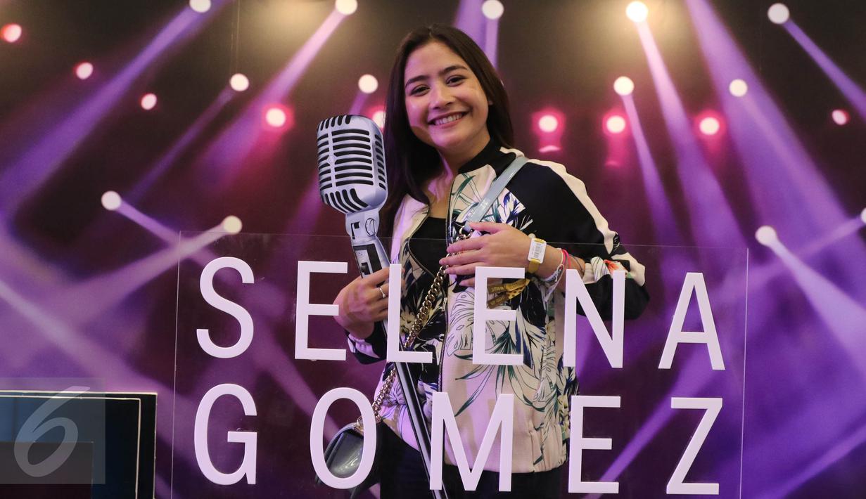 Artis sinetron Prilly Latuconsina berpose saat menonton konser pertama penyanyi Selena Gomez di Indonesia yang digelar di Indonesia Convention Exhibition (ICE) BSD, Tangerang Selatan, Sabtu (23/7). (Liputan6.com/Herman Zakharia)