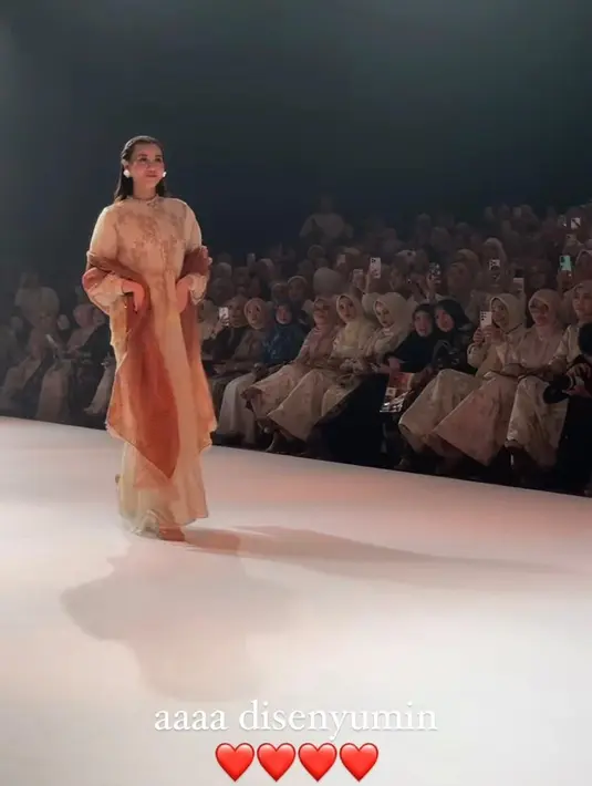 Penampilannya semakin sempurna dengan riasan flawless dalam rona oranye yang selaras dengan busananya. Sementara itu, rambutnya ditata dalam gaya half updo yang simpel namun tetap elegan, menambah pesona keibuannya yang menawan. [@thariqhalilintar/@ochiipramita].