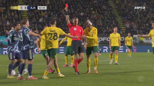 Justin Hubner mendapatkan kartu merah langsung dari wasit saat membela Fortuna Sittard di Eredivisie 2025/2026, Minggu (7/12/2025). Hubner melakukan tekel keras kepada pemain Ajax Amsterdam, Rayane Bounida. (Tangkapan layar dari ESPN)