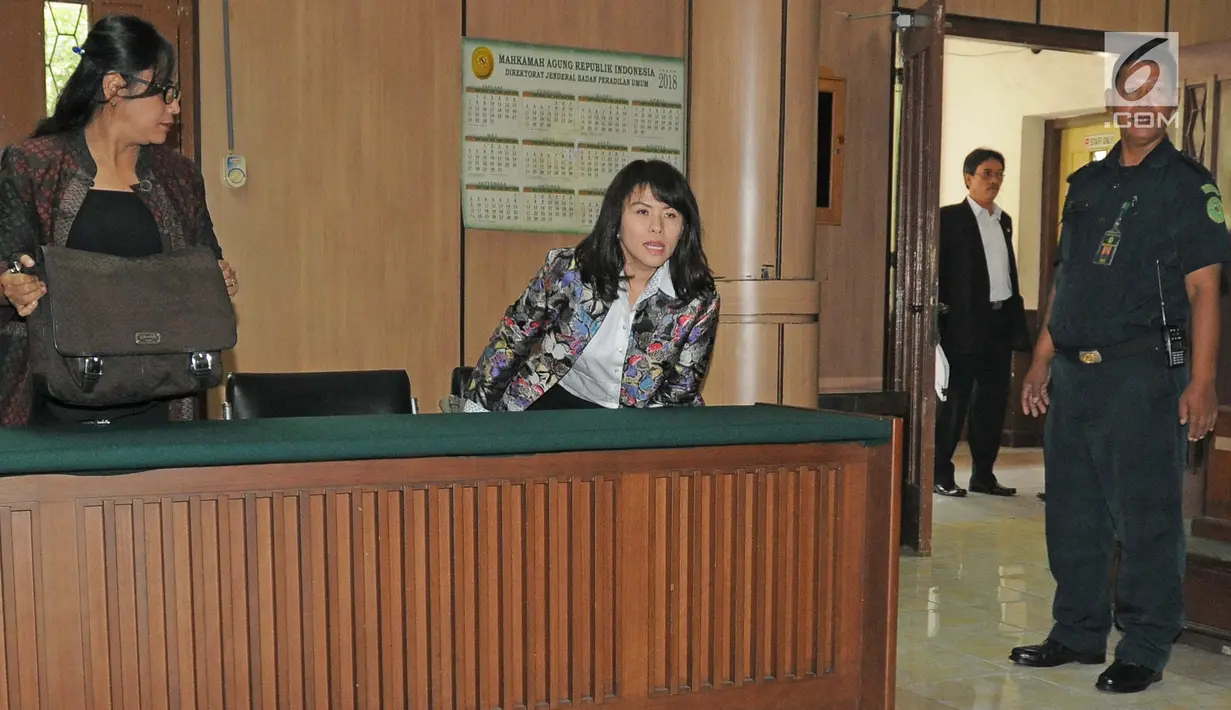 Pengacara sekaligus adik Basuki Tjahaja Purnama, Fifi Lety Indra mewakili Ahok pada sidang perceraian perdananya di PN Jakarta Utara, Rabu (31/1). Sidang cerai ini ditunda lantaran ketidakhadiran kuasa hukum Veronica Tan. (Liputan6.com/Herman Zakharia)
