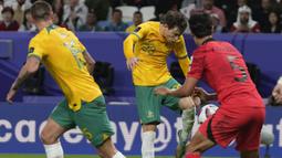 Striker Timnas Australia, Craig Goodwin (tengah) melepaskan tendangan yang menghasilkan gol ke gawang Korea Selatan pada laga perempatfinal Piala Asia 2023 di Al Janoub Stadium, Al Wakrah, Qatar, Jumat (2/2/2024) malam waktu setempat. (AP Photo/Thanassis Stavrakis)