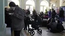 Seorang pria makan sup saat pengungsi Ukraina lainnya berkumpul di stasiun kereta api di Przemysl, Polandia tenggara, pada Rabu (23/3/2022). Polandia telah menerima lebih dari 2 juta pengungsi Ukraina sejak invasi Rusia pada 24 Februari lalu. (AP Photo/Sergei Grits)