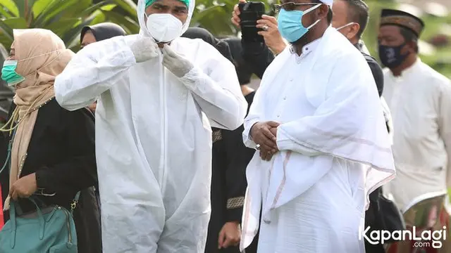 6 Potret Ketegaran Teddy Syah Melepas Kepergian Jenazah Rina Gunawan