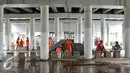Taman Interaktif FO Klender yang berada di kolong Flyover Klender, Pulogadung, Jakarta Timur mulai diperbaiki Dinas Pertamanan dan Pemakaman DKI Jakarta bersama pihak Kecamatan Pulogadung dan Kelurahan Jatinegara, Rabu (10/2). (Liputan6.com/Yoppy Renato)
