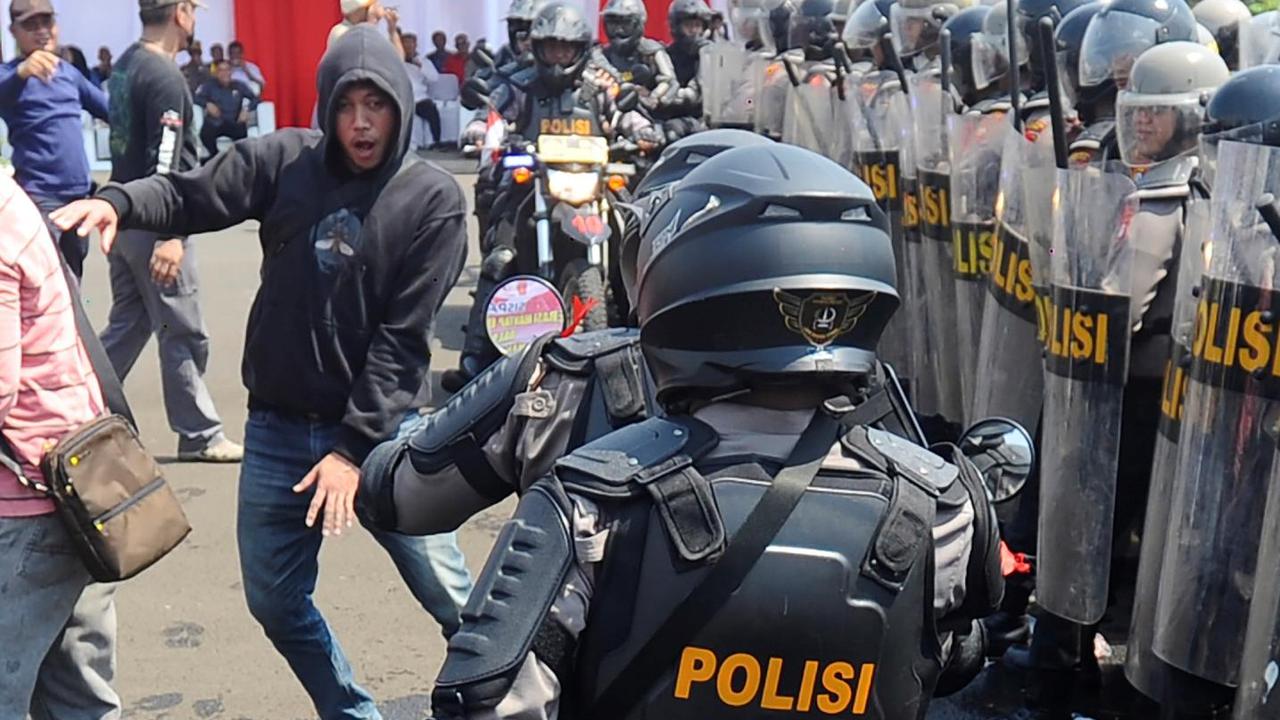 Suporter PSIS dan Persita Bentro di Tol Jagorawi, Ratusan Orang Ditangkap Polisi