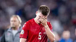 Bek Denmark Joakim Maehle mengusap air mata usai pertandingan melawan Inggris pada semifinal Euro 2020 di stadion Wembley di London, Kamis (8/7/2021). Inggris menang atas Denmark dengan skor 2-1. (Liselotte Sabroe /Ritzau Scanpix via AP)
