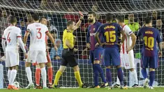 Bek Barcelona, Gerard Pique, mendapatkan kartu merah saat pertandingan melawan Olympiakos pada laga Liga Champions di Stadion Camp Nou, Kamis (19/10/2017). Barcelona menang 3-1 atas Olympiakos. (AFP/Lluis Gene)