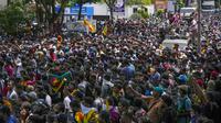 Para pengunjuk rasa meneriakkan slogan-slogan setelah menyerbu kantor Perdana Menteri Sri Lanka Ranil Wickremesinghe, menuntut dia mengundurkan diri setelah presiden Gotabaya Rajapaksa melarikan diri dari negara itu di tengah krisis ekonomi di Kolombo, Sri Lanka, Rabu (13/7/2022). (AP Photo/Rafiq Maqbool)
