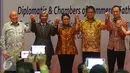 Ki-ka: Sofyan Wanandi, A. M. Fachir, Retno L. P. Marsudi, Rudi Antara, dan Thomas Lembong berfoto dalam acara Diplomatic and Chambers of Commerce Gathering di Jakarta, Selasa (4/10). (Liputan6.com/Angga Yuniar)