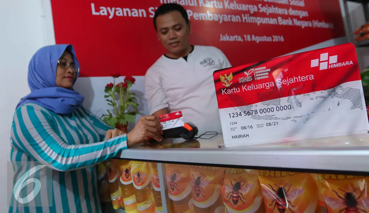 Warga melakukan transaksi dengan KKS, Jakarta, Jakarta, Kamis (18/8). Bersinergi dengan Bank Mandiri, KKS kini telah bisa menggunakan fasitas Mandiri E-Cash. (Liputan6.com/Angga Yuniar)