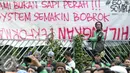 Sebuah spanduk dibentangkan saat massa driver Gojek melakukan aksi protes ke kantor pusat mereka di Kemang, Senin (3/10). Ratusan pengemudi Gojek itu menuntut penghapusan sistem performa atau rating. (Liputan6.com/Yoppy Renato)