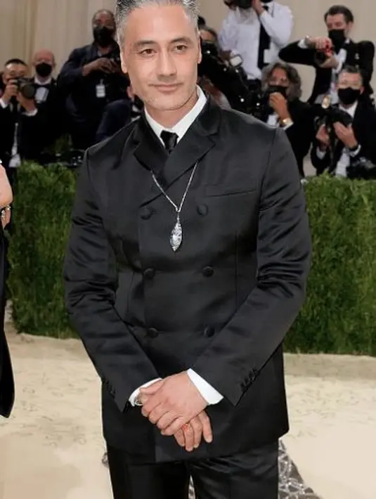 Taika Waititi memakai kalung Cartier High Jewelry pillbox, 18k white gold, diamonds, rock crystal, lapis lazuli, aquamarine, quartz, enamel (Foto: Cartier)