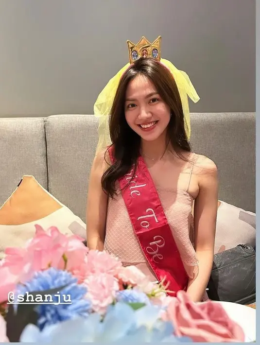 Dalam potret yang dibagikan, kekasih Jonatan Christie atau Jojo itu tampil begitu menawan dibalut dress pink dan mahkota khas bridal shower. [@shanju]