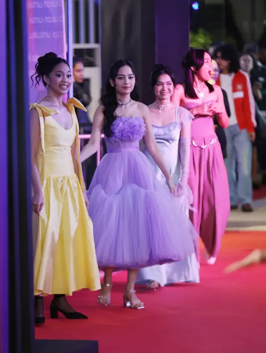 'Geng Cinta' tak ketinggalan mencuri perhatian saat red carpet gala premier film Rangga & Cinta. (Kapanlagi.com/Budy Santoso)