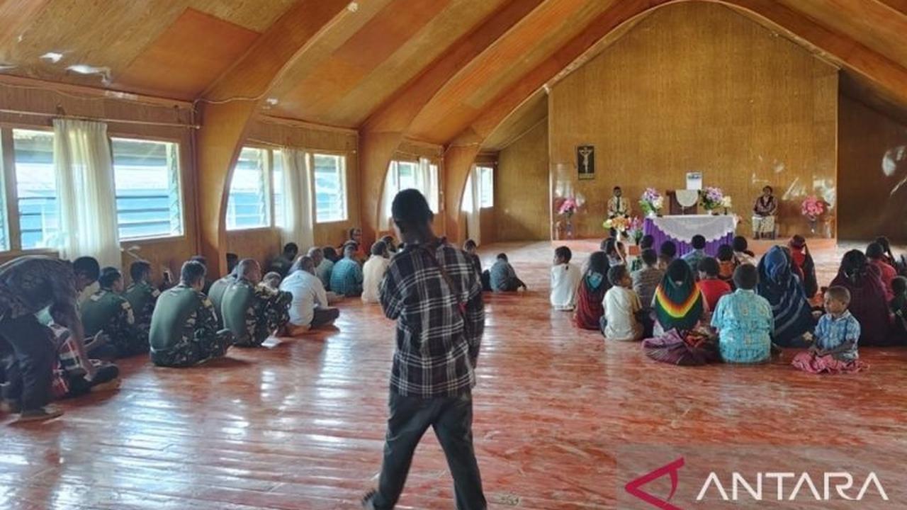 Satgas Yonif 511/DY Perkuat Pengamanan Gereja Popome Lanny Jaya, Jalin Persaudaraan
