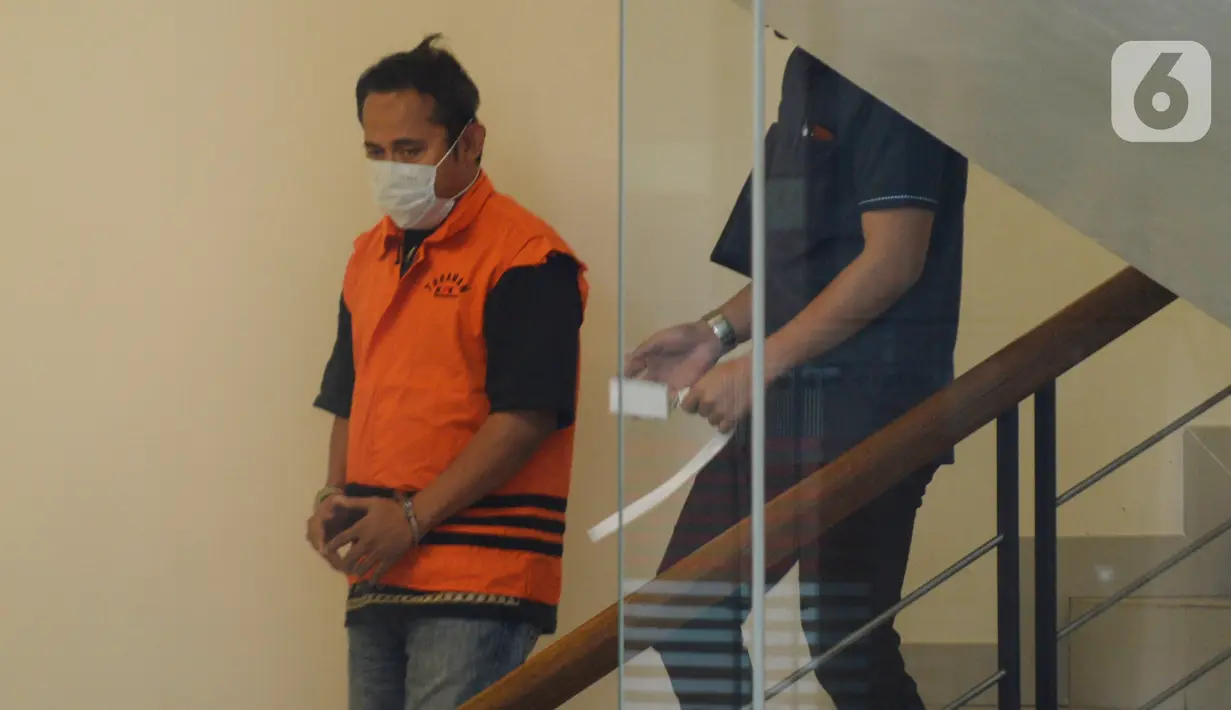 Direktur Utama PT Glori Karsa Abadi, Rahadian Azhar berjalan usai menjalani pemeriksaan pertama pasca penahanan di Gedung KPK, Jakarta, Jumat (8/5/2020). Rahadian Azhar diperiksa sebagai tersangka terkait dalam kasus suap pemberian fasilitas di Lapas Sukamiskin, Bandung. (merdeka.com/Dwi Narwoko)