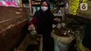 Pedagang menata minyak goreng curah di kiosnya Pasar Kebayoran Lama, Jakarta, Rabu (19/1/2022). Pemerintah resmi mengimplementasikan kebijakan minyak goreng satu harga Rp14.000 per liter untuk semua jenis kemasan mulai hari ini. (Liputan6.com/Johan Tallo)