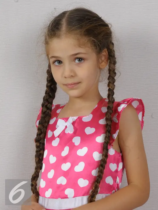 Mengenakan baju berwarna pink dengan motif hati membuat Isabella sang pemeran Elif terlihat semakin imut dan cantik, Jakarta, Senin (24/8/2015). Isabella bersama pemeran serial elif lainnya ikut memeriahkan HUT SCTV ke-25. (Liputan6.com/Faisal R Syam)