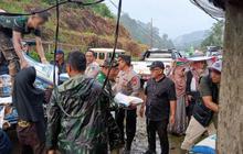 Ribuan Pengungsi Bencana Pasaman Barat Masih Bertahan di Lokasi Aman