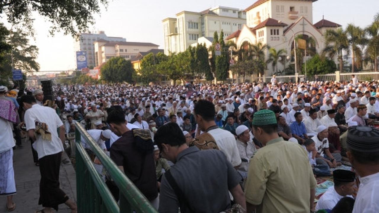 Ribuan warga Jatinegara gelar Salat Id di jalan raya