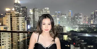 Kali ini, Sandrinna tampil berbalut spagetthi dress dengan aksen beads pada cup bra. [@sandrinna_11].