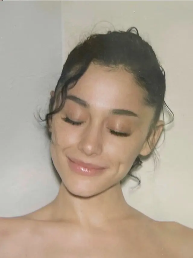 Ariana Grande Kecanduan Botox dan Filler Bibir