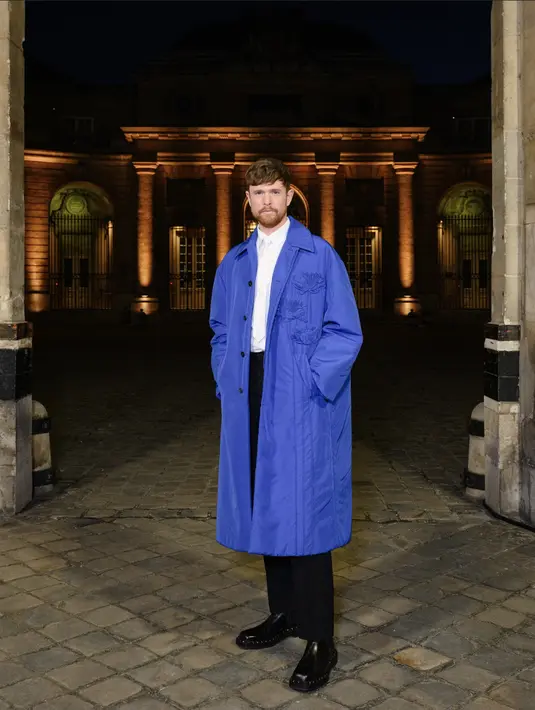 Dengan parka panjang, tampilan Jamse Blake tampil begitu penuh pernyataan. [Foto: Valentino]