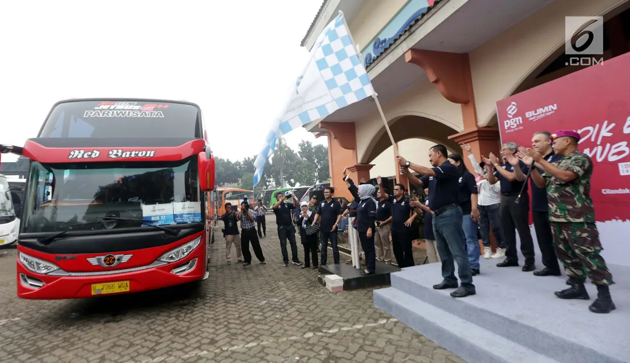 Dirut PT PGN Jobi Triananda Hasjim melepas peserta mudik tujuan Jawa Barat, Jawa Tengah, dan Jawa Timur di Lapangan Marinir  Cilandak KKO Jakarta, Kamis (22/6). Pemudik terdiri dari cleaning service, office boy dan supir bajaj. (Liputan6.com/Pool)