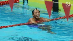 Perenang klub MNA, I Gede Siman Sudartawa tertawa usai menang di final gaya punggung 100 m putra Kejuaraan Akuatik Indonesia Open 2017 di Stadion Aquatik GBK, Jakarta, Minggu (10/12). Siman menorehkan waktu 56,19 detik. (Liputan6.com/Helmi Fithriansyah)