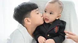 Rafathar Malik Ahmad mencium adiknya dengan penuh kasih sayang. (Foto: Instagram/ raffinagita1717)