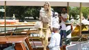 Model Martha Hunt turun dari kapal saat tiba untuk menghadiri Festival Film Venice edisi ke-76 di Venice, Italia (28/8/2019). (AP Photo/Arthur Mola)