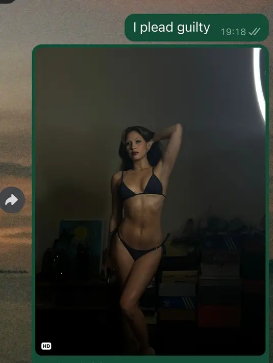 Rambut panjangnya pun ditata dengan gaya wet look yang lengkapi tampilan nyentrik [@valerieethomas]