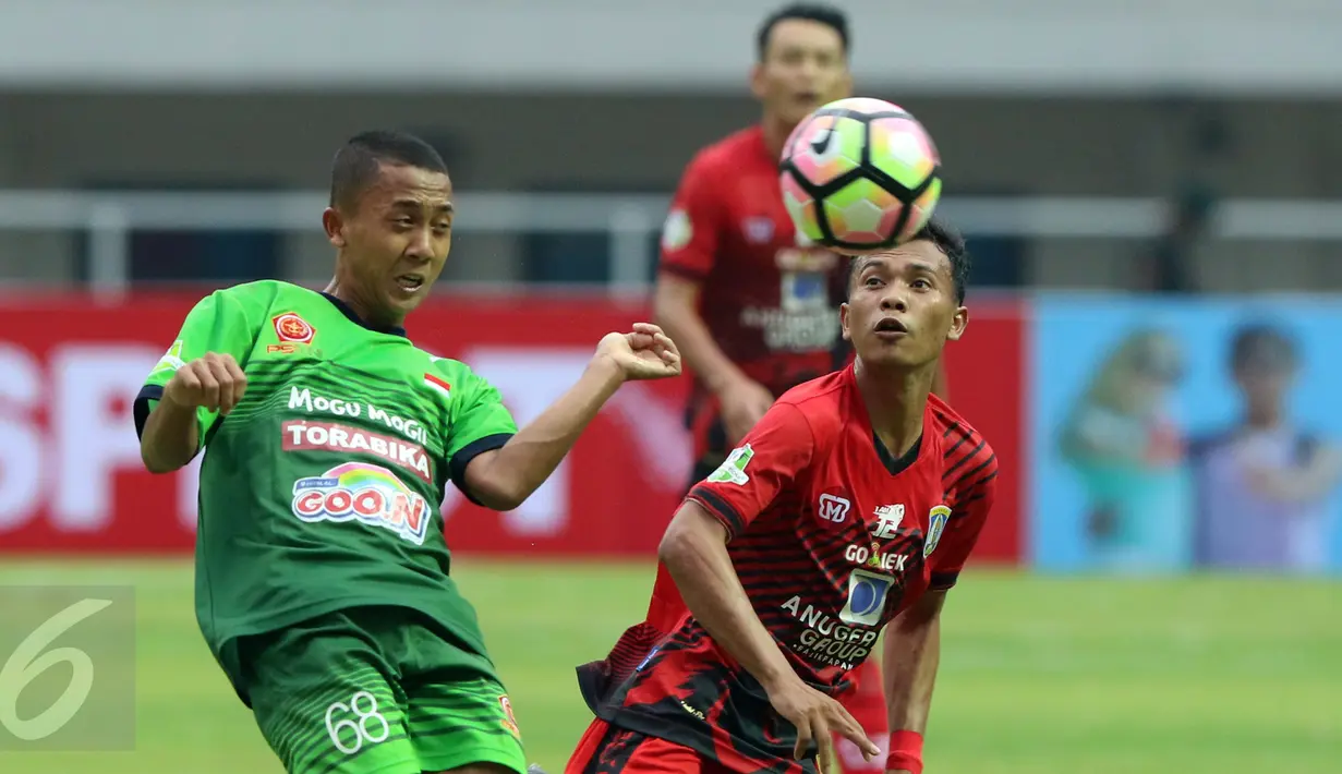 Penyerang PS TNI, Roni Sugeng Ariyanto (kiri) berebut bola dengan pemain Persiba pada laga lanjutan Liga 1 Indonesia di Stadion Pakansari, Kab Bogor, Jumat (5/5). Laga kedua tim berakhir imbang 1-1. (Liputan6.com/Helmi Fithriansyah)