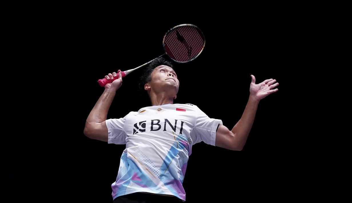 Pebulu tangkis tunggal putra Indonesia, Anthony Sinisuka Ginting melakukan pukulan smash ke arah pebulu tangkis Denmark, Victor Axelsen pada laga perempat final All England 2024 di Utilita Arena Birmingham, Inggris, Jumat (15/03/2024). (AP Photo/PA/Bradley Collyer)