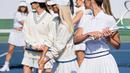 Raline Shah hadir dalam busana yang chic untuk bermain tenis dalam dominasi warna putih, kombinasi rok, atasan polo, dan sweater rajut. [Instagram/ralineshah].