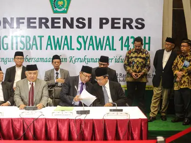 Kementerian Agama menetapkan 1 Syawal 1436 Hijriah jatuh pada Jumat, 17 Juli 2015, Jakarta, Kamis (16/7/2015). Ketetapan itu diputuskan setelah melaksanakan sidang isbat oleh Tim Badan Hisab Rukyat Kemenag. (Liputan6.com/Faizal Fanani)