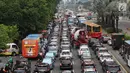 Suasana kemacetan di Jalan MH Thamrin, Jakarta, Kamis (31/5). Tingginya antusiasme warga untuk berbuka puasa di rumah menyebabkan jalan-jalan protokol di Ibukota dipadati kendaraan jelang waktu berbuka. (Liputan6.com/Immanuel Antonius)