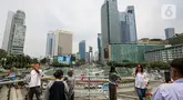 Sejumlah warga berswafoto di tengah polusi di anjungan Halte Transjakarta, kawasan Bundaran Hotel Indonesia (HI), Jakarta, Sabtu (23/9/2023). (Liputan6.com/Faizal Fanani)