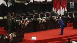 Presiden Joko Widodo membungkukan badan ke arah pimpinan MPR sebelum menyampaikan Pidato Kenegaraan pada Sidang Tahunan MPR 2019 di Kompleks Parlemen, Senayan, Jakarta, Jumat (16/8/2019). Jokowi akan menyampaikan pidato dalam tiga sesi dengan tema yang berbeda. (Liputan6.com/Johan Tallo)