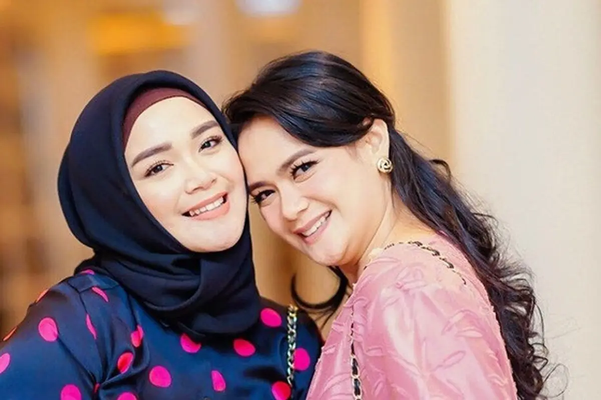 Sering Dikira Kembar, Ini 7 Potret Kebersamaan Shezy dan Sheza Idris