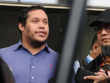 Manager Advokasi Asia Pasifik Amnesty Internasional Fransisco Bencosme dan penyidik senior KPK, Novel Baswedan memberi keterangan usai melakukan pertemuan membahas kasus penyiraman air keras dua tahun silam dan akan dibawa ke Kongres AS di Gedung KPK, Jakarta, Jumat (26/4). (merdeka.com/Dwi Narwoko)