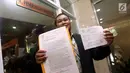 Masyarakat Anti Korupsi Indonesia (Maki) menunjukan surat pelopran Pimpinan DPR Ke Mahkamah Kehormatan Dewan (MKD), di Gedung Nusantara I, Jakarta, Rabu (13/9). Dalam pelaporannya Maki melaporkan Wakil Ketua DPR Fadli Zon. (Liputan6.com/Johan Tallo)