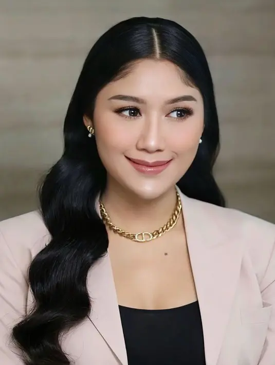 Untuk mempermanis tampilan, Erina juga tampak mengenakan dua perhiasan keluaran rumah mode mewah Dior. Perhiasan tersebut adalah 30 Montaigne Choker Gold-Finish Metal seharga Rp12 juta dan Dior Tribales Earrings yang ditaksir seharga Rp12,1  jutaan. [@fidelhertamakeup/@erinagudono]