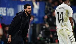 Pelatih Real Madrid, Alvaro Arbeloa memberikan instruksi kepada pemainnya dalam laga lanjutan Liga Spanyol melawan Osasuna di El Sadar Stadium, Pamplona, Spanyol, Sabtu (21/02/2026) waktu setempat. (AP Photo/Miguel Oses)